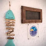 Albatross Hotel *